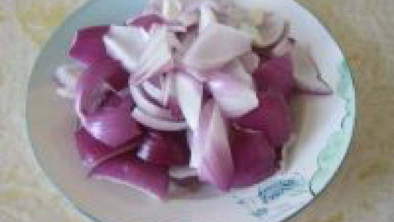 洋葱孜然炒肉,洋葱切块