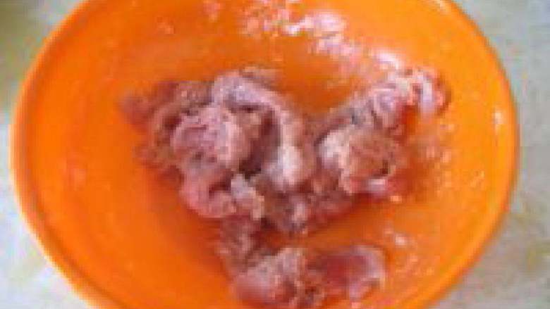 洋葱孜然炒肉,肉切片后，用盐、淀粉和味极鲜抓匀，腌10分钟以上