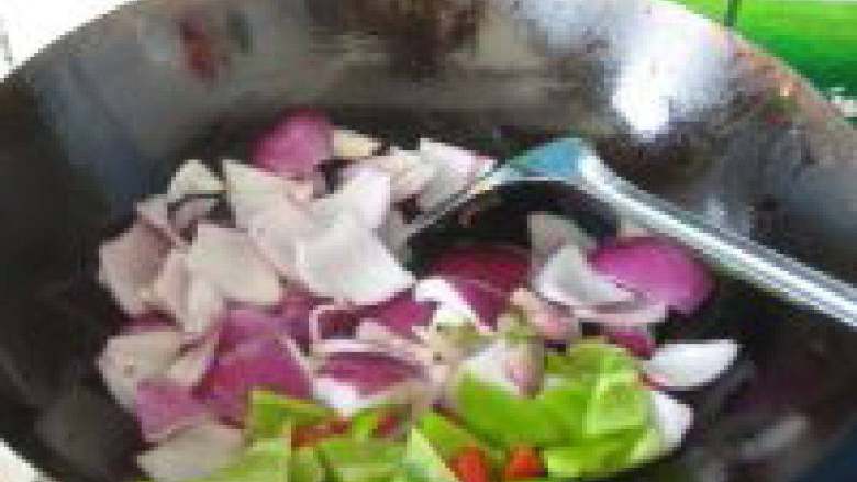 洋葱孜然炒肉,炒到洋葱微软，把青红椒放锅里炒