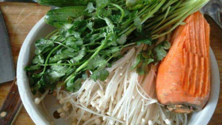 凉拌金针菇黄瓜,准备材料洗干净