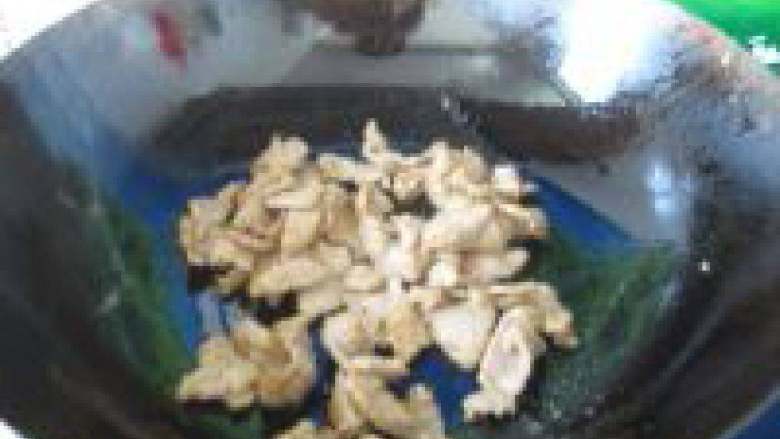 洋葱孜然炒肉,油锅微热，把腌好的猪肉放锅里文火炒熟，炒到变色后盛出去