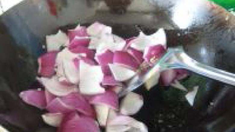 洋葱孜然炒肉,洋葱下锅炒