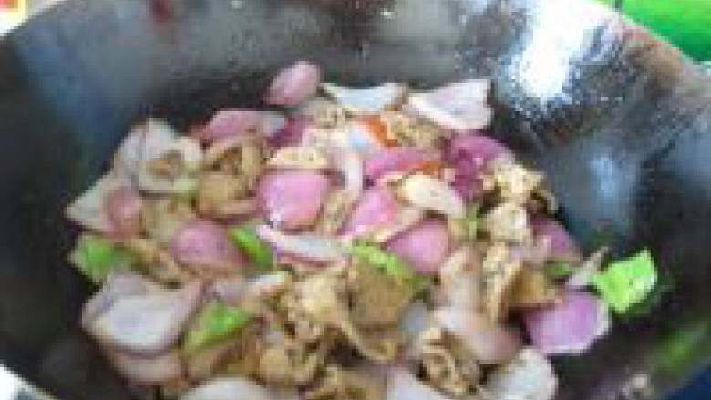 洋葱孜然炒肉,加孜然继续炒，加味极鲜继续炒，关火前加盐调味