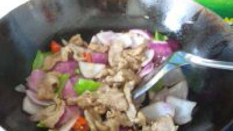 洋葱孜然炒肉,猪肉回锅，炒片刻