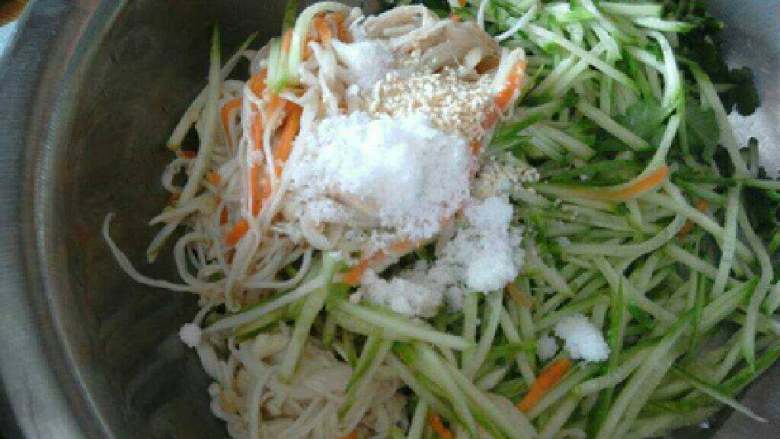 凉拌金针菇黄瓜,盘子里的菜搅拌一下加入白糖，盐，鸡精