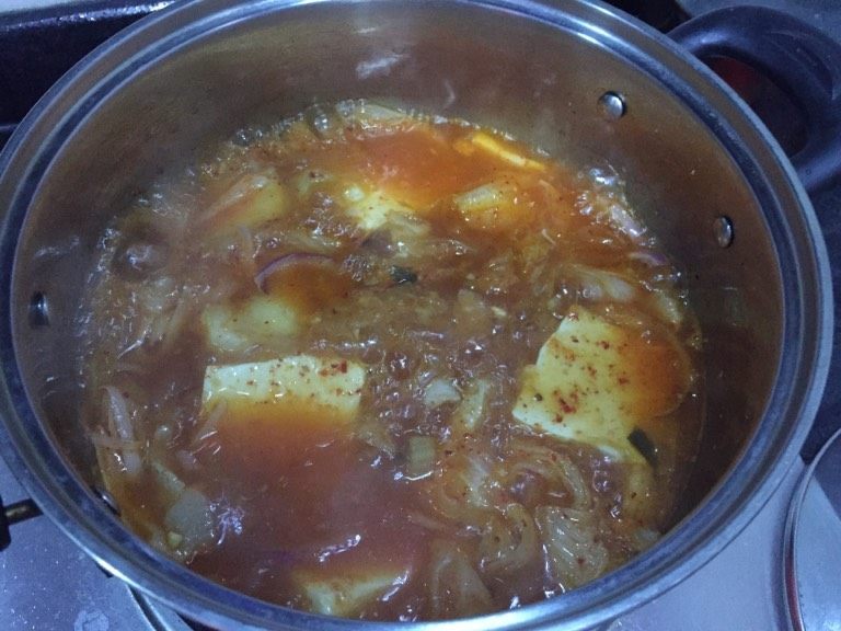 韩式泡菜汤,如图再次开锅入豆腐片煮开锅几分钟即可