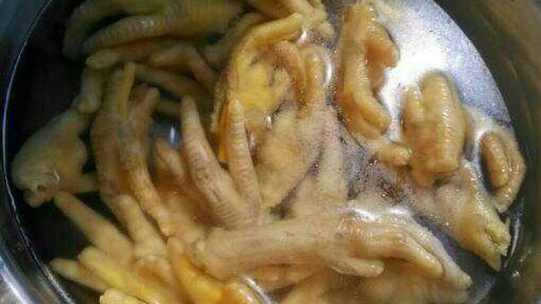 泡椒鸡爪,煮好的鸡爪过冷水泡着去油脂