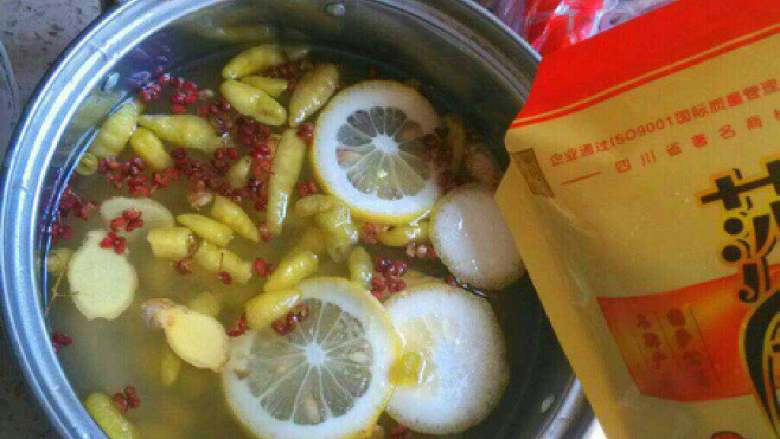 泡椒鸡爪,加入柠檬片和花椒，再放点鸡精和料酒再放一勺盐