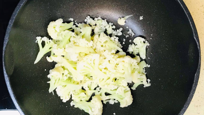 椒盐花菜,起油锅,油烧热,加入花菜