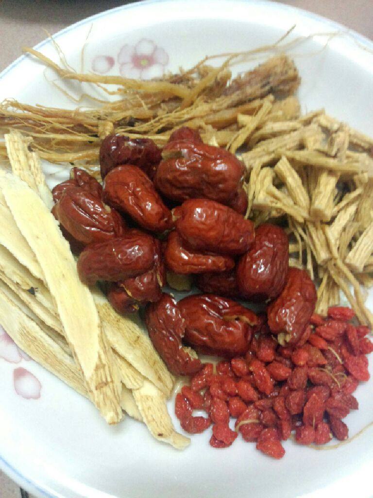 红枣清补凉排骨汤,<a style='color:red;display:inline-block;' href='/shicai/ 2470'>红枣</a>去籽  枸杞和<a style='color:red;display:inline-block;' href='/shicai/ 8818'>清补凉</a>洗干净 姜切丝待用