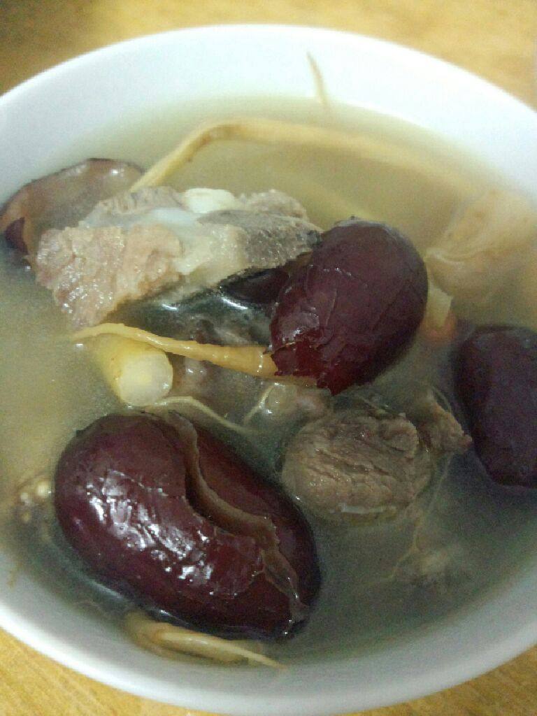 红枣清补凉排骨汤,盛碗食用