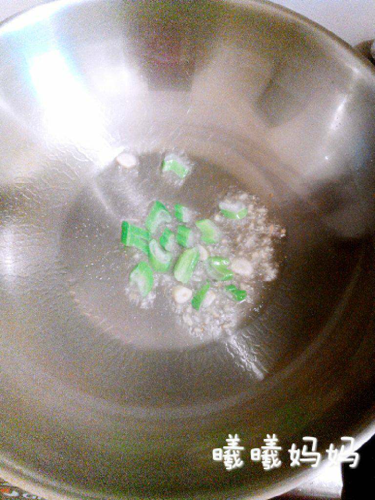素炒红萝卜鸡腿菇,锅内热油，放入葱蒜姜末，爆香