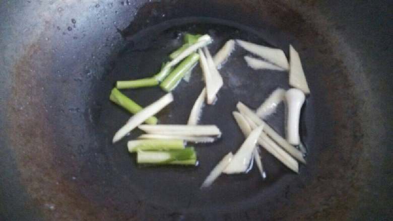 香菇滑鸡,热锅放油爆香姜丝和蒜苗段