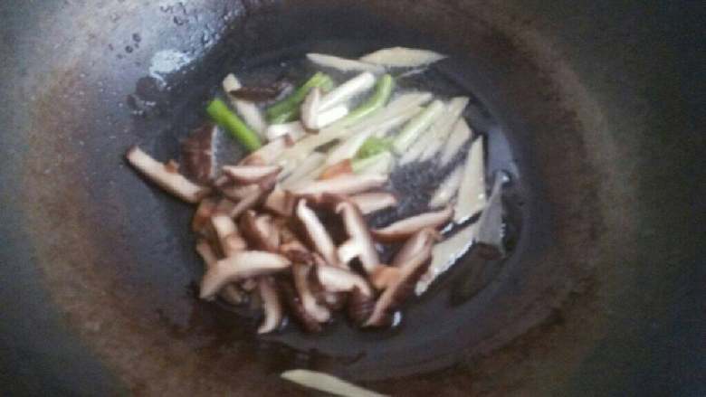 香菇滑鸡,香菇下锅拌炒，将多余水分炒掉
