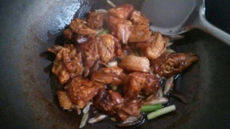 香菇滑鸡,放鸡肉，稍稍拌炒，滑开