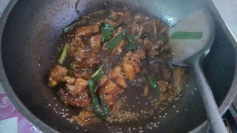 香菇滑鸡,把料汁倒进去翻炒，汁收的差不多干时放入蒜苗叶和<a style='color:red;display:inline-block;' href='/shicai/ 678'>白芝麻</a>