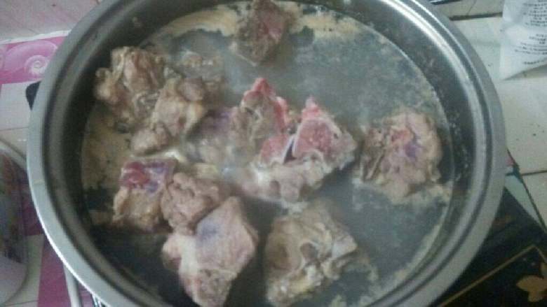 可乐排骨,排骨放锅里煮熟，捞起冲冷水洗干净