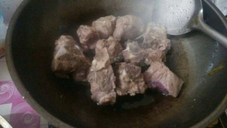 可乐排骨,锅放油下排骨炸一下