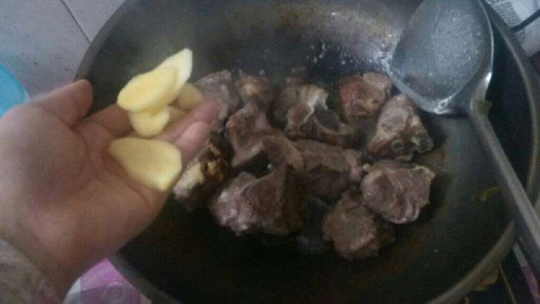 可乐排骨,放入两片<a style='color:red;display:inline-block;' href='/shicai/ 37'>姜</a>煸香