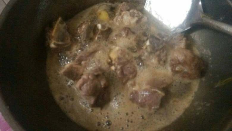 可乐排骨,倒入可乐没过排骨煮