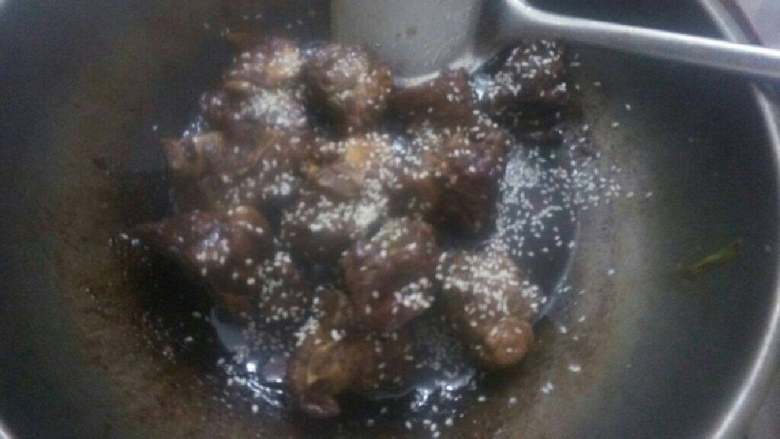 可乐排骨,撒入<a style='color:red;display:inline-block;' href='/shicai/ 678'>白芝麻</a>