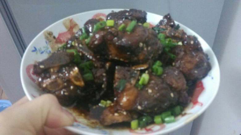 可乐排骨,起锅装盘，撒上葱花