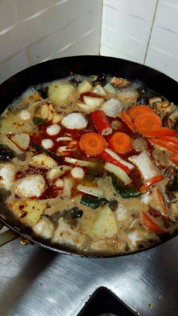丸子乱炖,少许油把葱和姜过油,加入火锅料炒一分钟加入热水,加入各式蔬菜和丸子即可