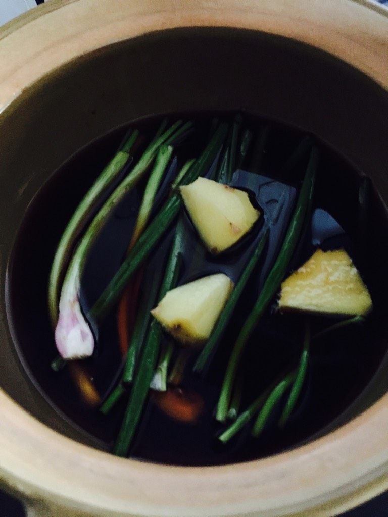 豉油鸡腿,将所有配料放进砂煲里，煮开.