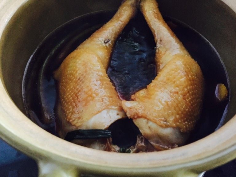 豉油鸡腿,打开盖子，鸡腿翻面.小火煮5分钟.熄火.不开盖子，余温焖20分钟.
