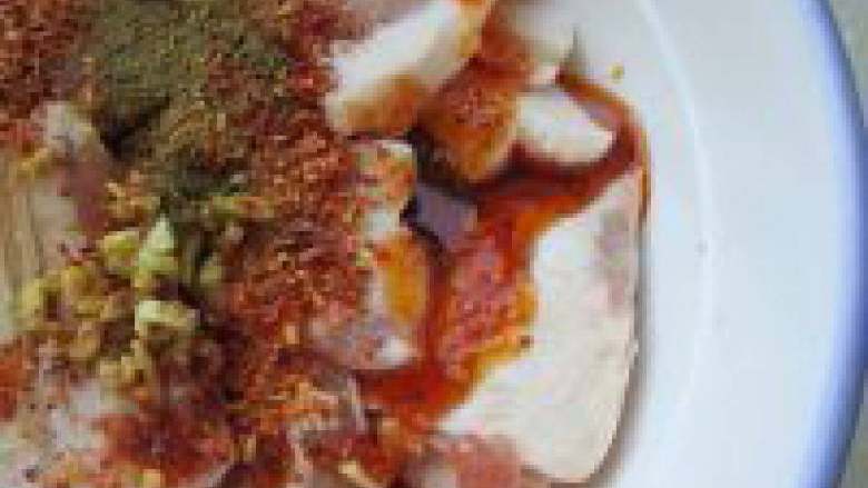 香煎五花肉,把肉片放入碗中加姜末,加盐,料酒、味级鲜,加入孜然粉和辣椒粉
