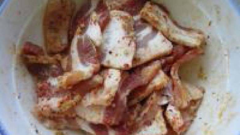 香煎五花肉,加辣椒油,所有食材拌均匀腌制2个小时以上