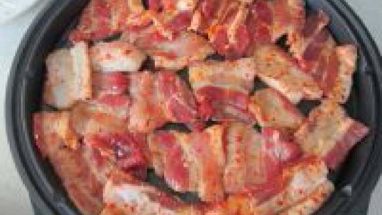 香煎五花肉,电饼铛刷一层油加热,放入腌制好的五花肉煎