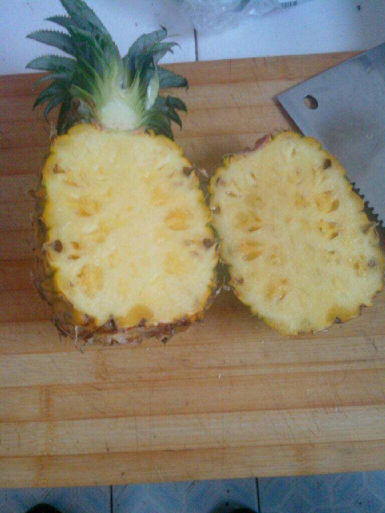 菠萝饭,<a style='color:red;display:inline-block;' href='/shicai/ 597'>菠萝</a>洗净切开（切三分之一）