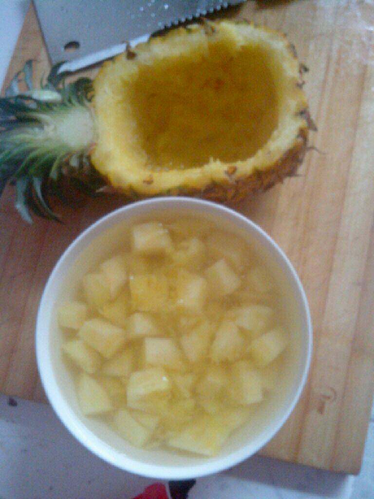 菠萝饭,用勺子把肉挖出来切丁泡淡盐水里