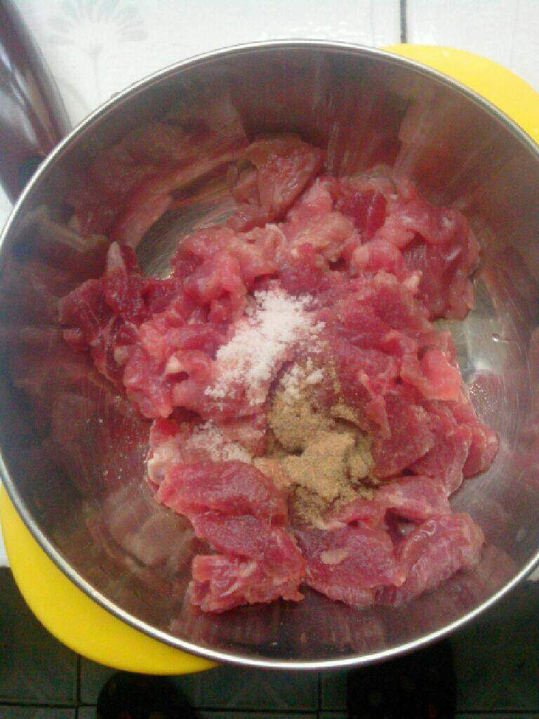 菠萝饭,肉切片加盐跟<a style='color:red;display:inline-block;' href='/shicai/ 720'>胡椒粉</a>拌匀，再加点生粉腌制