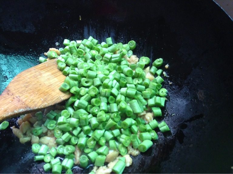 炒双豆,如图鸡肉变色时下龙须豆翻炒至变深绿