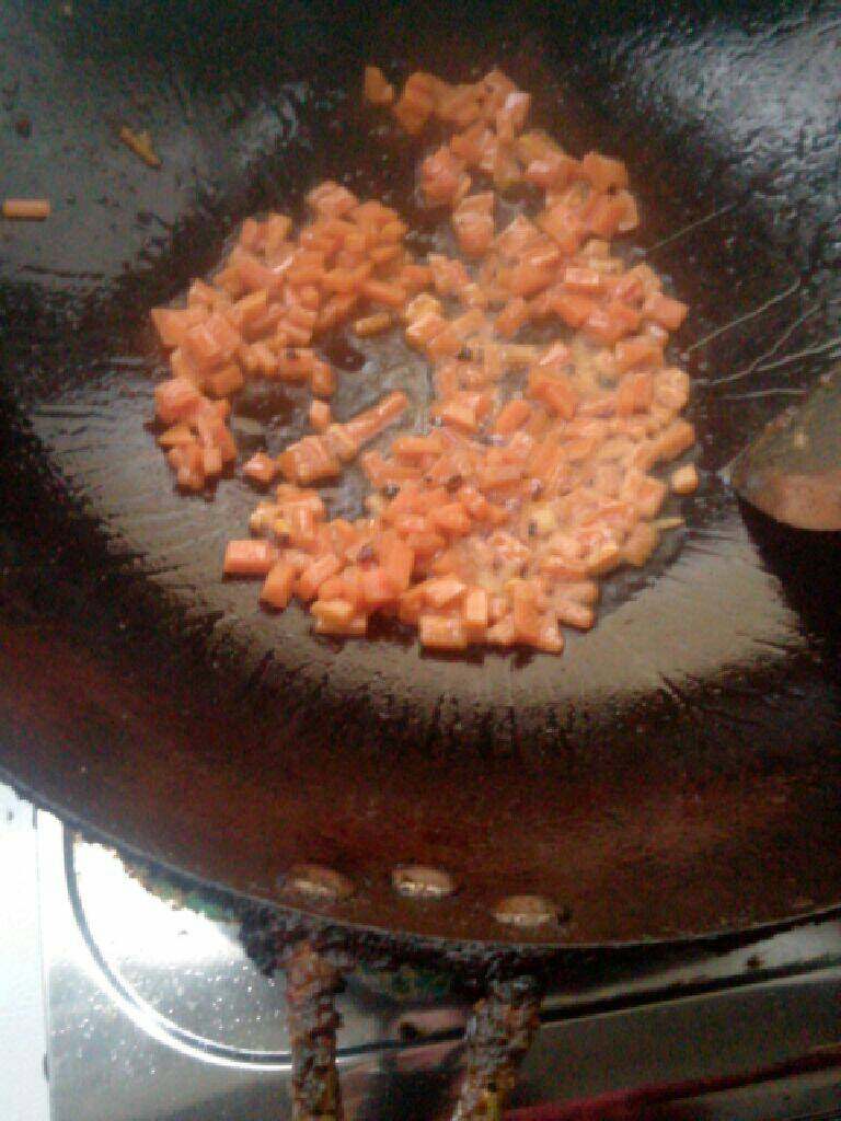 菠萝饭,<a style='color:red;display:inline-block;' href='/shicai/ 25'>胡萝卜</a>切丁，热锅倒油入<a style='color:red;display:inline-block;' href='/shicai/ 25'>胡萝卜</a>翻炒