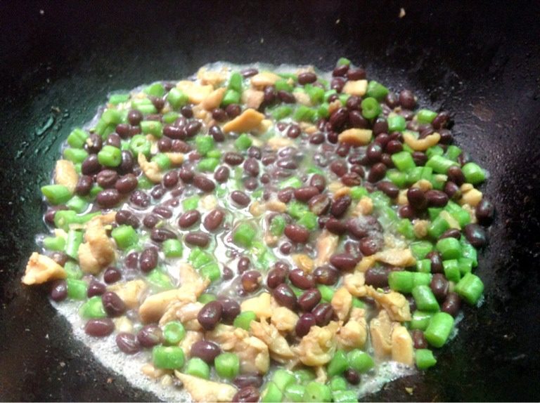 炒双豆,如图倒入煮红豆的汤或水没过菜盖盖煮5分钟