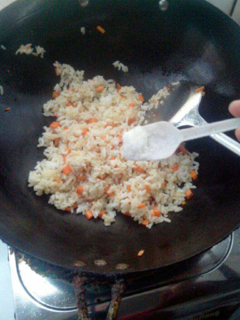 菠萝饭,翻炒匀加盐