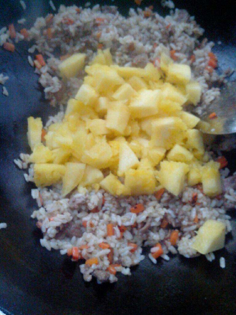 菠萝饭,菠萝控水倒入锅里一起炒两三分钟左右