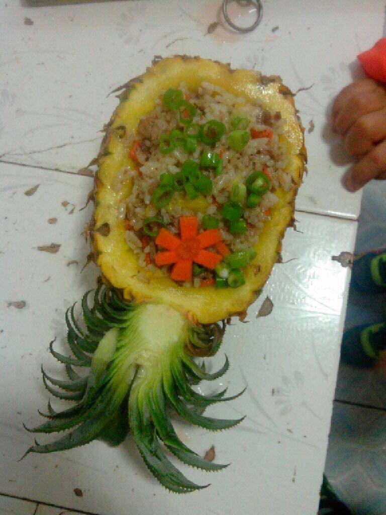 菠萝饭,撒上葱花即可装入菠萝里面了