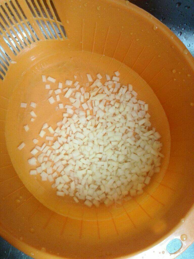 蛋卷饭,<a style='color:red;display:inline-block;' href='/shicai/ 23'>土豆</a>切丁泡水