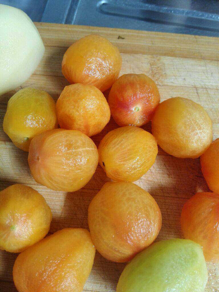 蛋卷饭,<a style='color:red;display:inline-block;' href='/shicai/ 3551'>西红柿</a>削皮切丁（<a style='color:red;display:inline-block;' href='/shicai/ 3551'>西红柿</a>划十字刀，放开水里面烫一分钟，也可快速去皮）（没有<a style='color:red;display:inline-block;' href='/shicai/ 3551'>西红柿</a>，用圣女果代替）