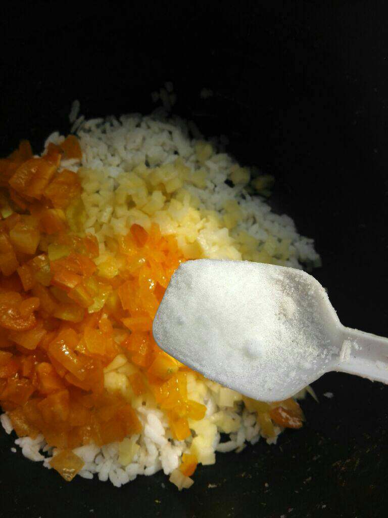 蛋卷饭,土豆跟西红柿放入洗好的米里面，加盐加水煮