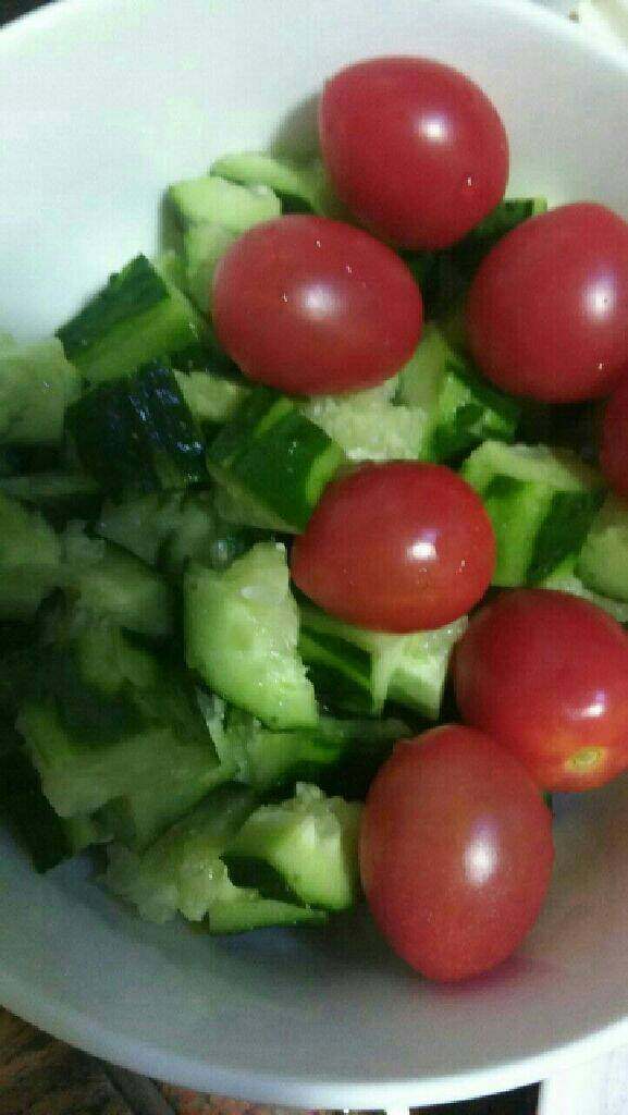 蔬果沙拉,<a style='color:red;display:inline-block;' href='/shicai/ 54'>黄瓜</a>拍碎切丁，<a style='color:red;display:inline-block;' href='/shicai/ 3438'>圣女果</a>洗干净