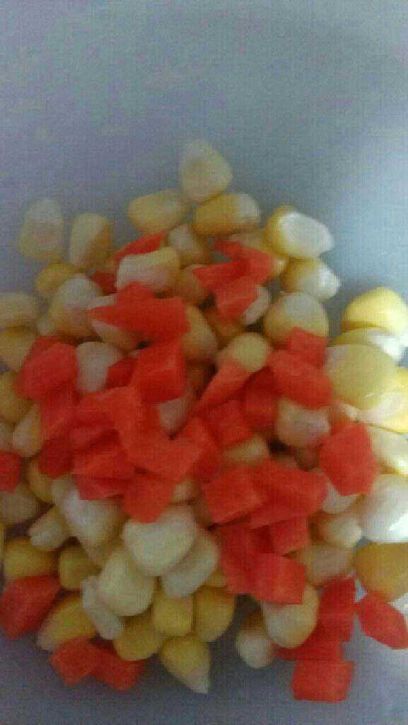 蔬果沙拉,<a style='color:red;display:inline-block;' href='/shicai/ 500'>玉米</a>粒，<a style='color:red;display:inline-block;' href='/shicai/ 25'>胡萝卜</a>丁开水煮熟。