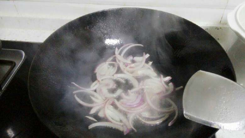 番茄牛腩汤,锅里倒入适量油烧热后倒入洋葱炒香。