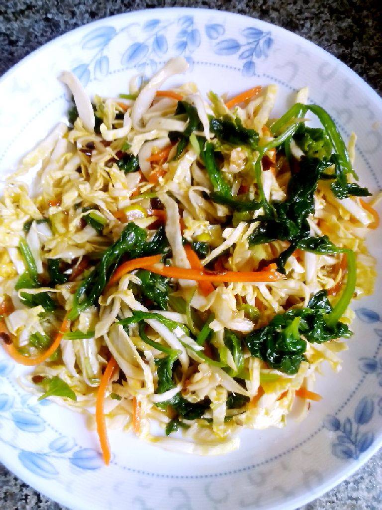 凉拌包菜丝芹菜叶
