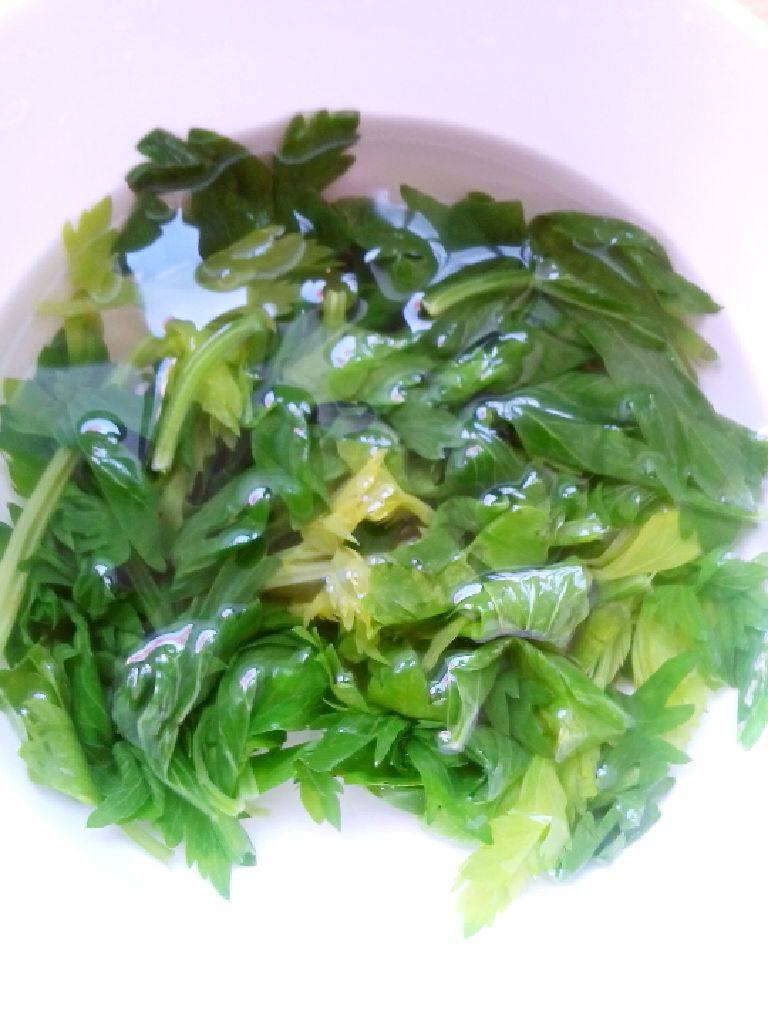 凉拌包菜丝芹菜叶,将<a style='color:red;display:inline-block;' href='/shicai/ 2786'>芹菜叶</a>，洗净后，用热水焯一下，泡凉水备用。