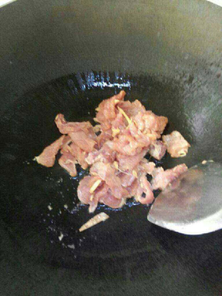 猪肉炒香菇,腌好的肉下锅翻炒变色
